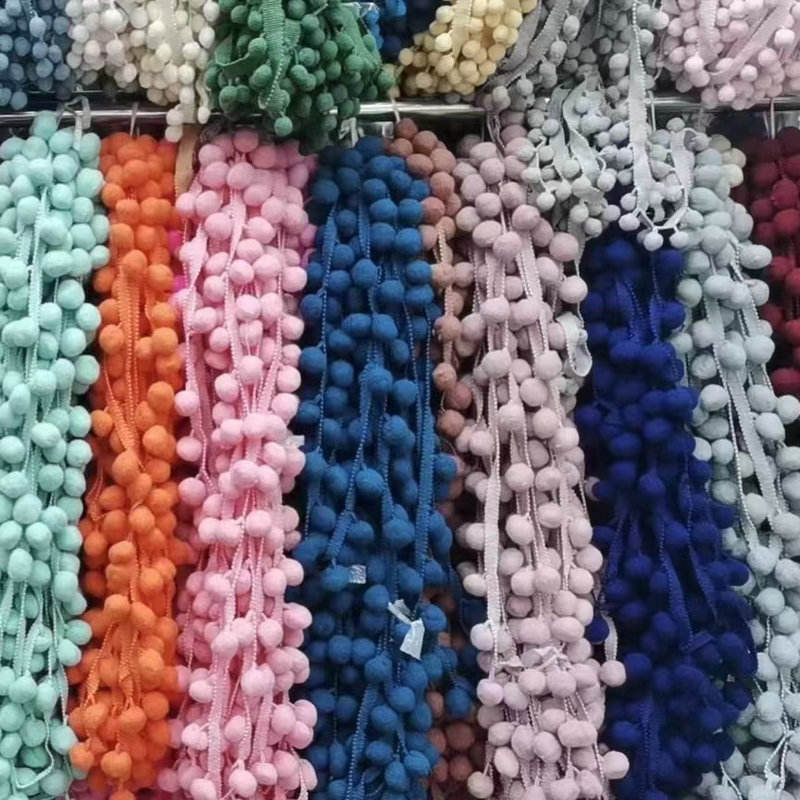 Көп түстер шарлы допты допты сәндік «Pom Pom Trim» дизайны
